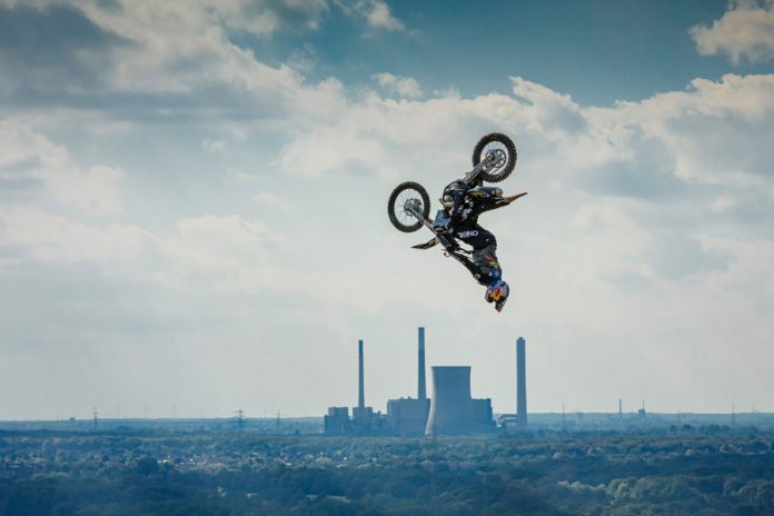 Piloto-alemán-Luc-Ackermann-de-Red-Bull-rompe-récord-Mundial